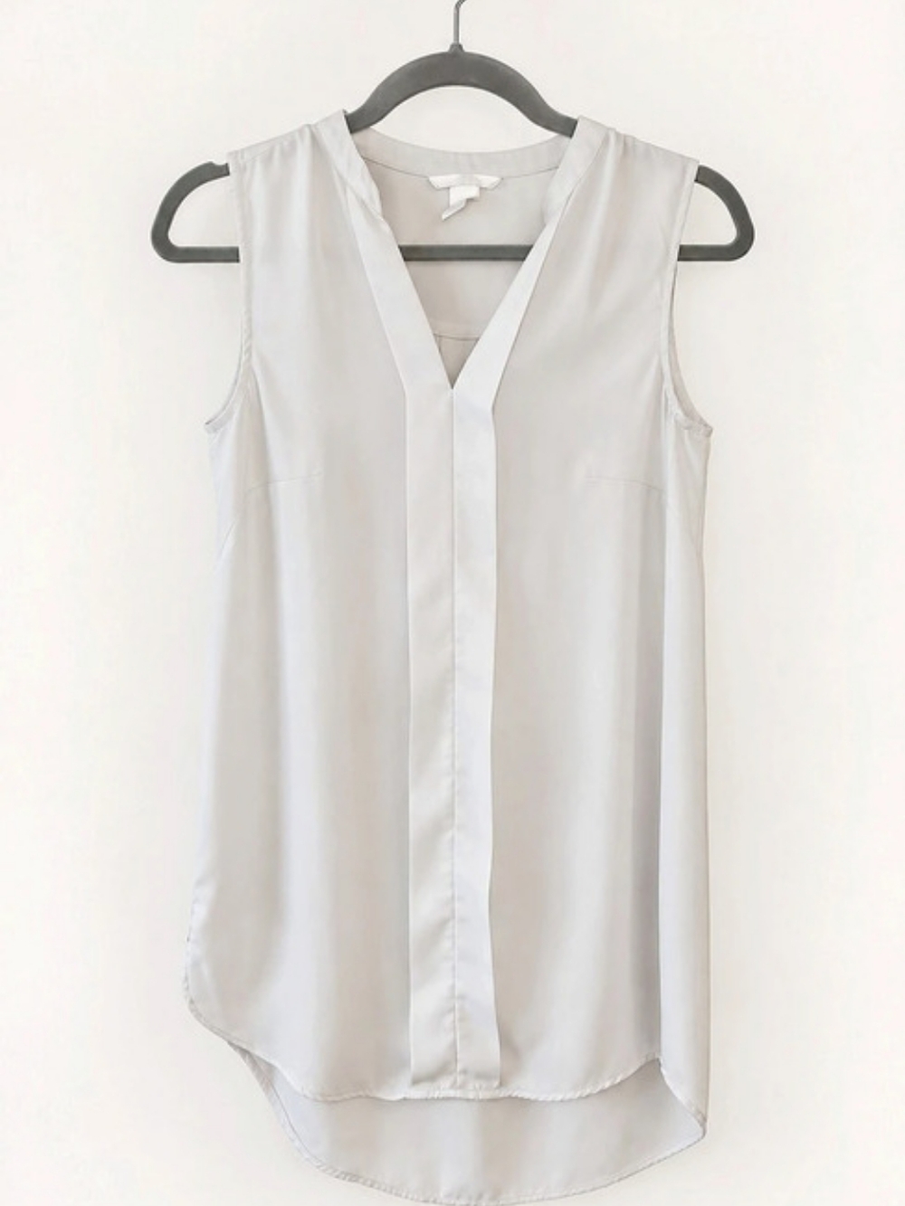 H&M Sleeveless Blouse in White Size Medium Like New